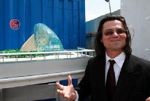 以色列國家館總設計師在現場介紹設計風格