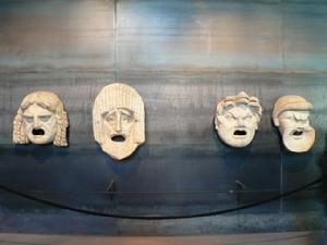 （圖）鬥獸場展出的古羅馬戲劇的面具