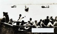 《我送親人過大江》攝於1949年4月22日