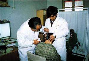 （圖）藏醫正在為病人進行炙療法