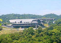 （圖）貓空站外觀，右方支架即纜車出入口。