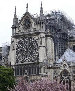 4&middot;15巴黎聖母院失火事故