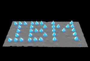 用STM移動氙原子排出的“IBM”圖案