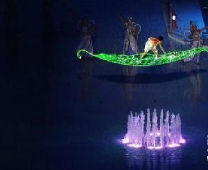 《啟航》中進行表演