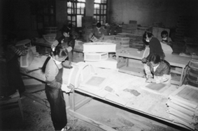 （圖）聚豐工藝品有限公司產品刷磨現場