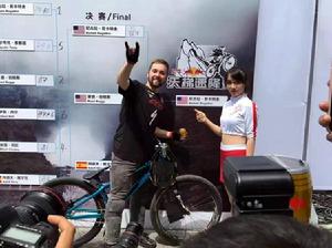 尼古拉以高難度動作贏得技巧賽冠軍