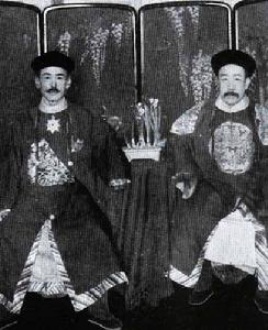 滿蒙獨立運動的首腦人物——川島浪速（左）和肅親王善耆（右）