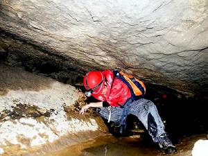 探險隊員艱難地通過低矮路斷