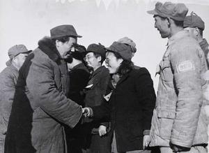 毛主席在西苑機場接見北平青年和婦女代表 毛主席在西苑機場接見北平青年和婦女代表