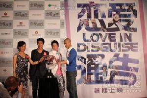 四主創揭幕概念海報