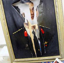 反對卡扎菲家族統治的士兵用刺刀戳破卡扎菲接班人穆塔西姆的畫像