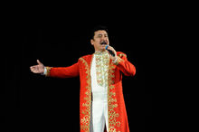 新疆本土歌手在演唱“阿娜爾汗”