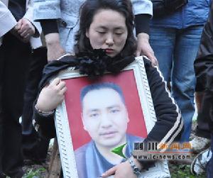 覃雪和覃興旺的遺像