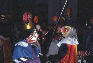 使用面目猙獰的面具驅趕惡魔