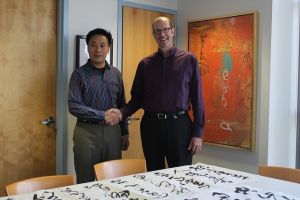 美國個展期間與哥倫布藝術與設計學院院長丹尼森先生交流