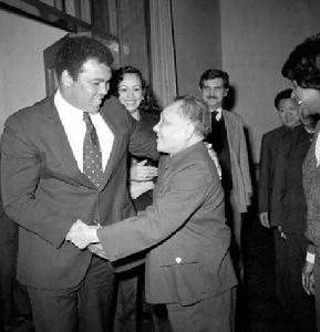 穆罕默德·阿里[美國著名拳王阿里]