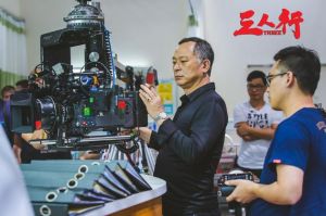 杜琪峯認真細緻檢視攝像機畫面