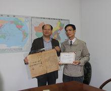 塗上飆代表檔案館接受了姜小平（右）的捐贈