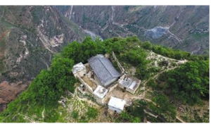 5月13日，無人機俯瞰位於懸崖邊緣的村民某色拉則的家，他家的後院門推開就是懸崖，房屋所在位置也是全村最高點。