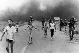 照片:被汽油彈燒傷的小女孩 照片:被汽油彈燒傷的小女孩