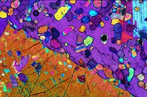 義大利帕多瓦大學地質學者伯納多·凱撒晃動濾光器、瞄準鏡以及不斷變換方向，才拍攝到這張輝長岩的微觀圖片。這些岩石沒有特別的科學意義，但裡面有很多微小的橄欖石，看起來非常美麗。