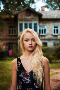 拉脫維亞女孩埃格特站在庭院中，一臉的恬靜