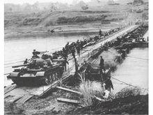62式輕型坦克通過浮橋向越南境內機動