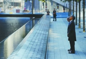 歐巴馬和布希面對遇難者名字的紀念碑默哀