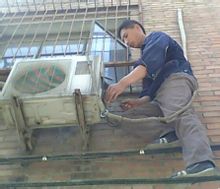 空調移機必須配帶安全帶，防止意外發生