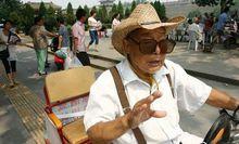 82歲“擔憂爺”爆紅網路