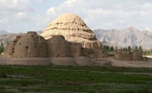 月城是附建於陵園內城前面的小城，位於碑亭北，呈東西長方形。