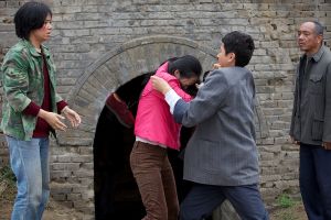 場景：糧房姐 （蔣雯麗 飾）怒目而視、琴琴（章子怡 飾）、小海（蔡國慶 飾）和老柱柱（陶澤如 飾）