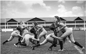 這些牛津橄欖球隊的姑娘們為幫助飲食失調的人的基金會募集善款拍了裸體日曆。