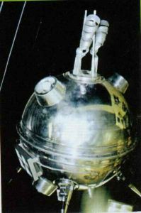蘇聯“月球”1號探測器第一次飛近月球，發現太陽風，拉開了深空探測的序幕