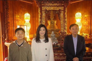 英拉和他信在北京靈光寺參拜佛牙舍利