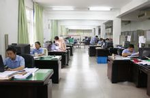 研發人員在專心進行產品研發