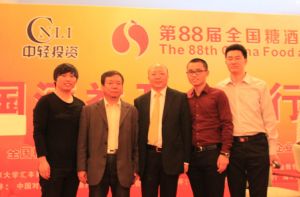 牛廣軍與中國輕工企業投資協會理事長李國都(左二)秘書長赫然(左三).