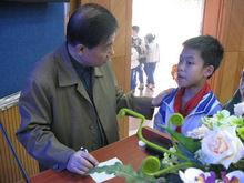 陳賀能與學生交談