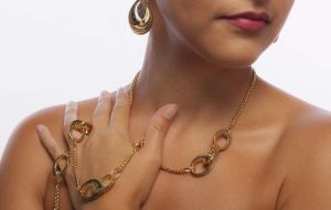 裝飾頸部的項鍊