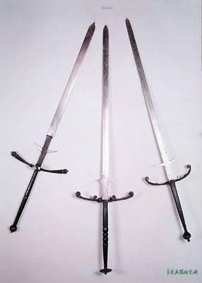 看著比人還高的歐洲雙手巨劍,普通人能駕馭得了嗎?