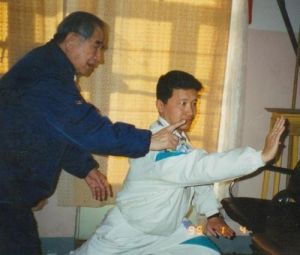 1994年張文廣指導武術碩士研究生黃連順查拳