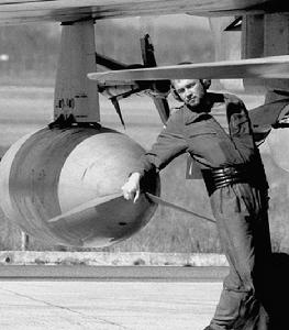 這是1999年3月23日，義大利一空軍基地的一名士兵正在檢查戰鬥機的武器裝備。大約有400架戰機駐紮在這個基地，隨時準備執行空襲南聯盟的任務。