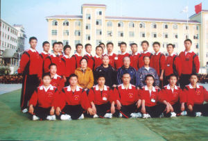 李德成，林素樸教練與少林寺武僧團總教頭釋延魯大師及教練員合影