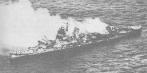 1942年中途島海戰中，被美國攻擊機攻擊後的“三隈”號。水上飛機停發區被炸彈命中，引爆了艦上的待發的魚雷