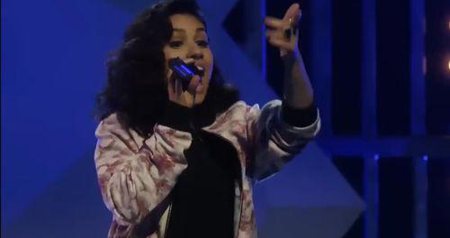 here[阿萊西婭卡拉演唱歌曲]