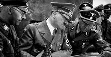 希姆萊（左）阿道夫·希特勒（中）、馬丁·鮑曼（右）