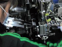 機器卷繞，收尾包膠均由機器操作，人工控制