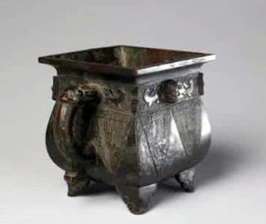 蕉葉紋四足方斝