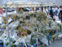 案發地擺滿民眾弔祭的花束