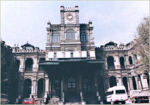 中國人民大學清史研究所是教育部歷史學科人才培養和科學研究基地之一,承擔了“211工程”“九五”、“十五”規劃清史子項目。目前擁有六個博士點(中國古代史、中國近現代史、專門史、歷史文獻學、歷史地理學、史學理論與史學史)和六個碩士點(中國古代史、中國近現代史、專門史、歷史文獻學、歷史地理學、史學理論及史學史)。1989年,中國古代史專業被國家教委定為全國高等學校重點學科。1999年設立博士後流動站。現為國家歷史學一級學科點所在單位。